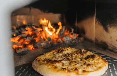 Häussler Holzbackofen HABO Gusto mit Pizza