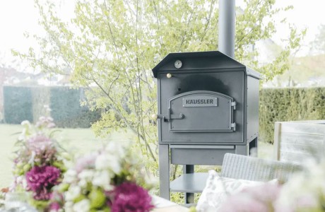 Häussler Holzbackofen HABO Gusto im Garten
